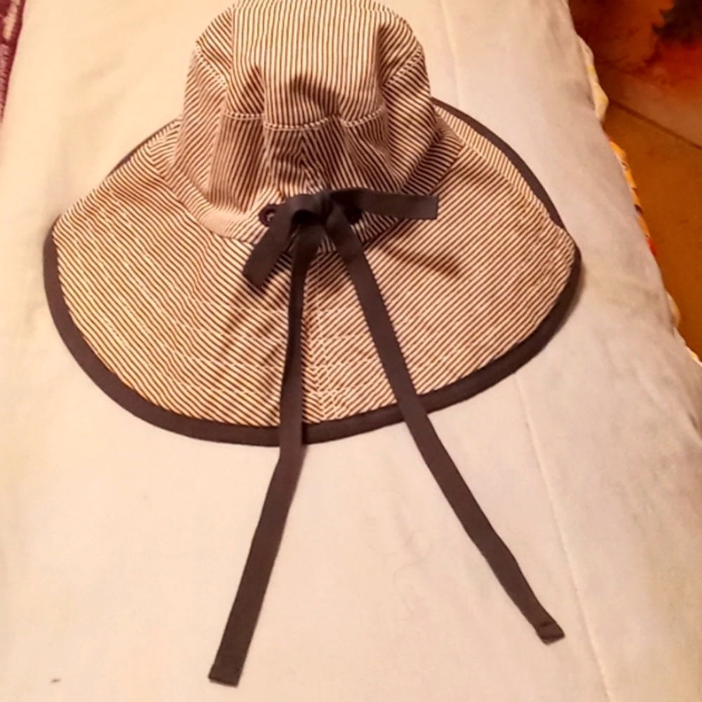 NWT, Gray&White, Striped, Old Fashioned-Style, Bonnet/Floppy Hat
